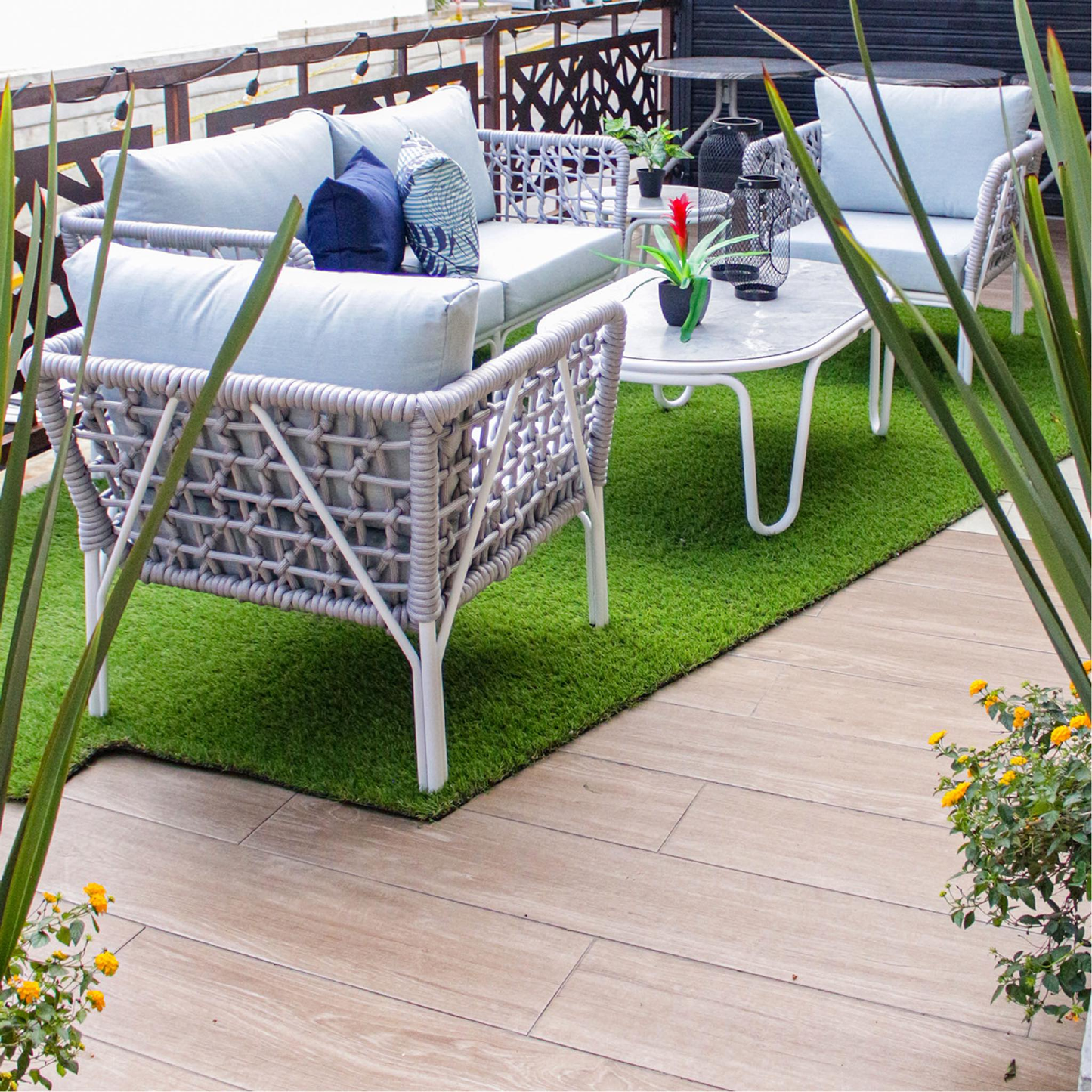 Vista de sala POSITANO gris, conjunto de sofás de aluminio con cuerdas de poliéster para terraza cubierta
