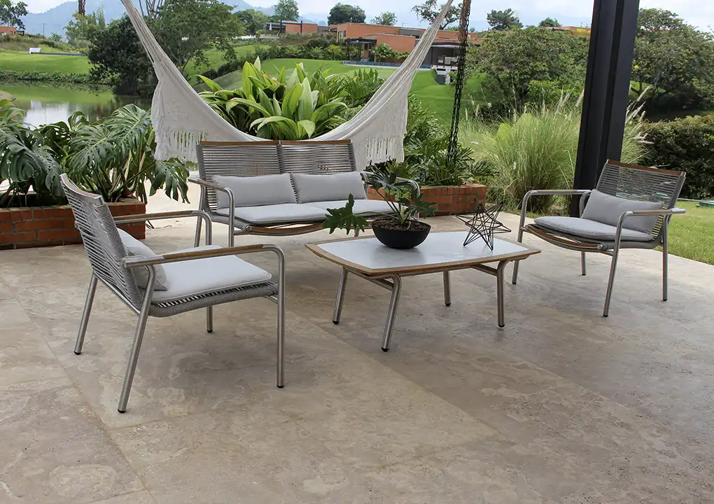 Vista de sala VELEROS, conjunto de sofás de acero inoxidable con cuerdas grises y mesa de centro