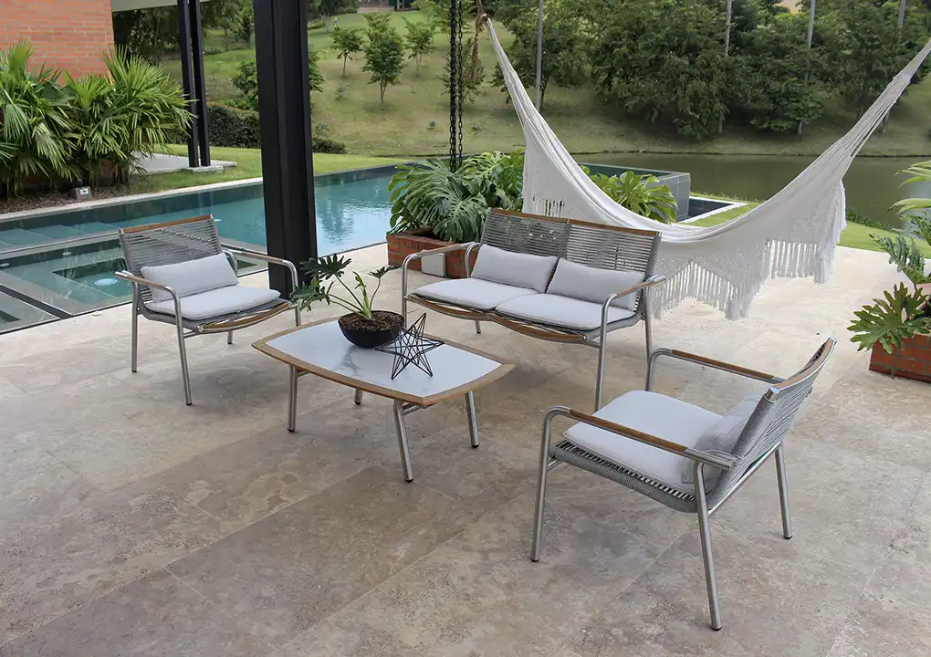 Detalle de sala VELEROS, sofás de acero inoxidable con cuerdas de poliéster y detalles de teca