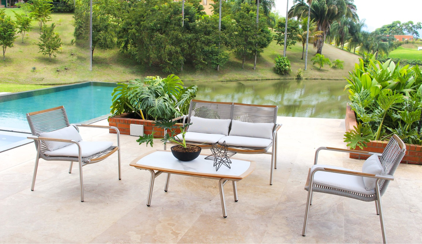 Vista de sala VELEROS, conjunto de sofás de acero inoxidable con cuerdas grises y madera teca