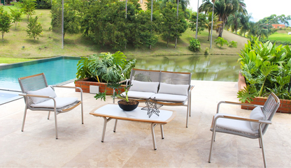 Vista de sala VELEROS, conjunto de sofás de acero inoxidable con cuerdas grises y madera teca