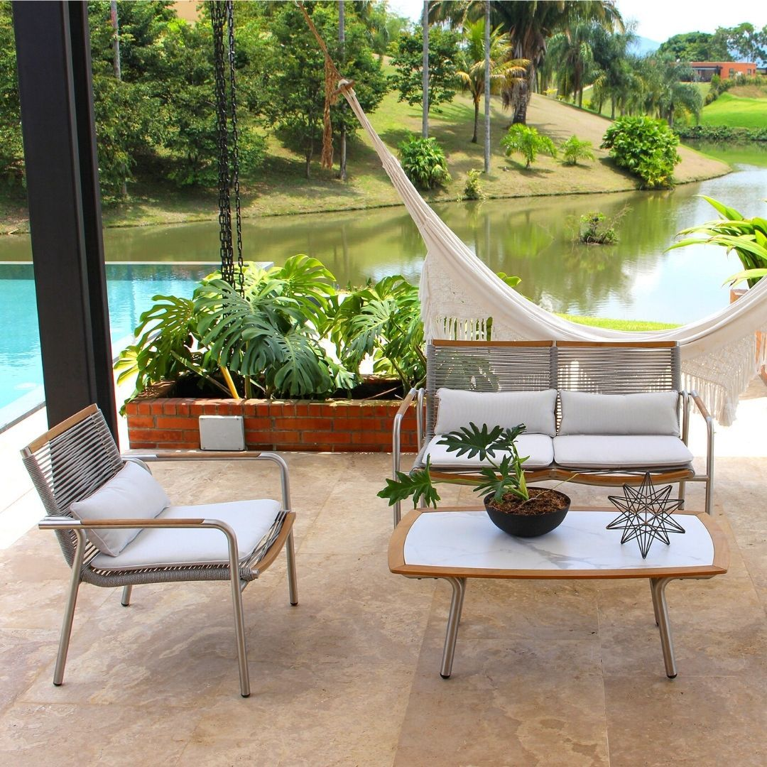 Detalle de sala VELEROS, sofás de acero inoxidable con cuerdas de poliéster gris y madera teca