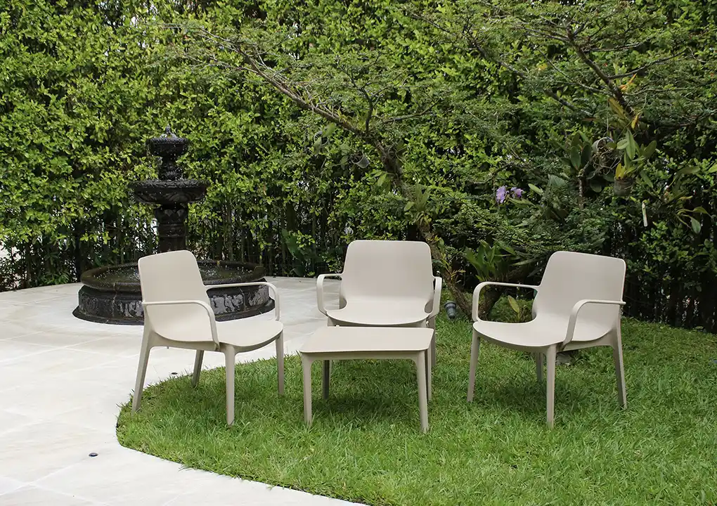 Silla ANDIAMO beige con mesa ANDIAMO, conjunto de tecnopolímero para piscina y terraza
