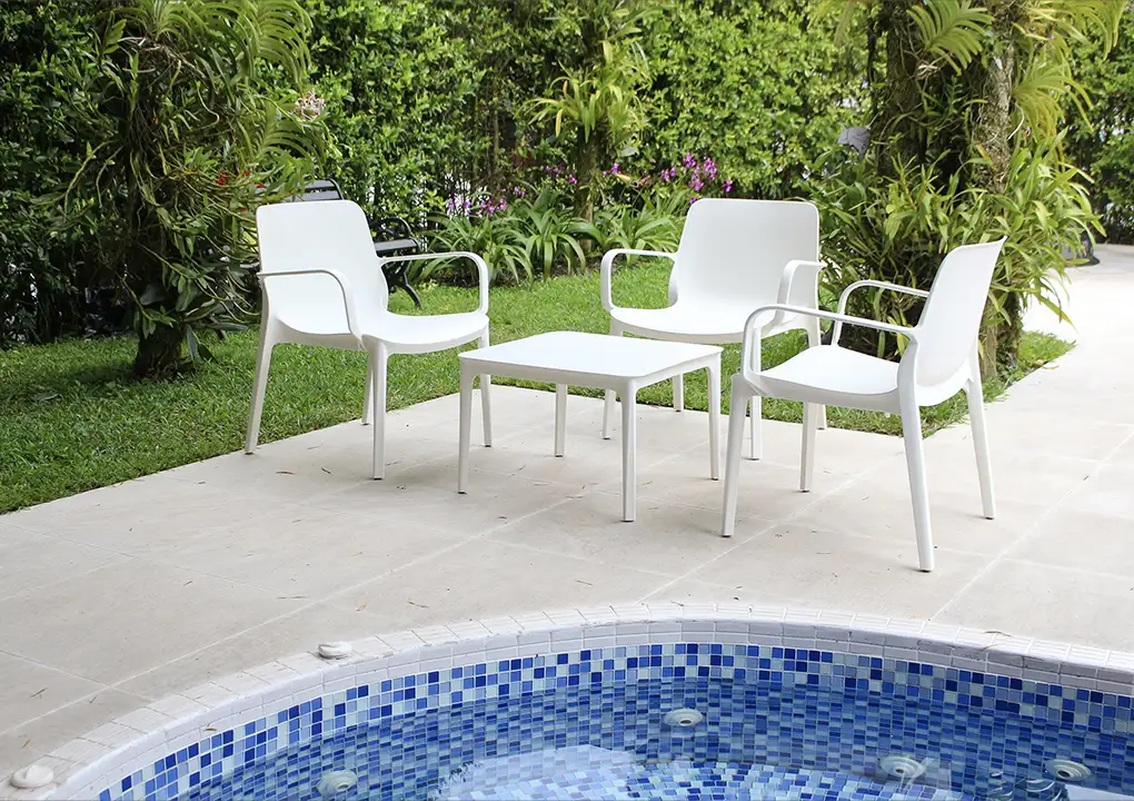 Silla y mesa auxiliar ANDIAMO blancas, conjunto de tecnopolímero para piscina y terraza
