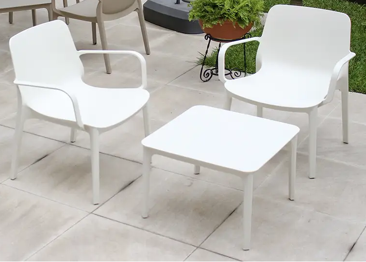 Silla y mesa auxiliar ANDIAMO blanco y beige, conjunto de tecnopolímero para piscina
