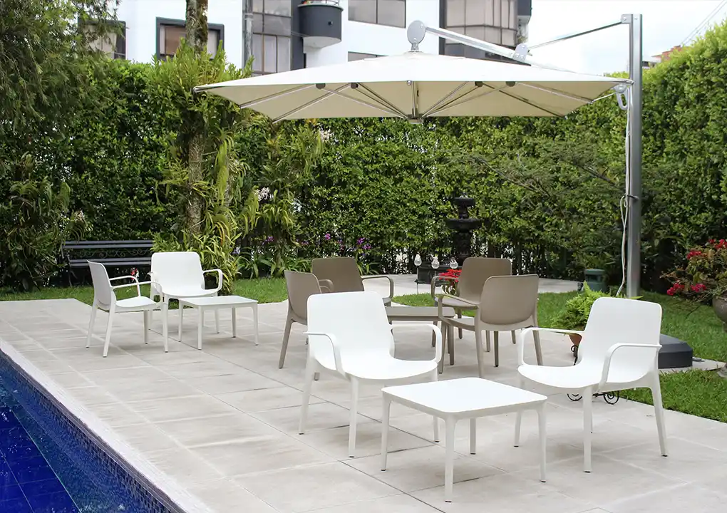 Silla ANDIAMO blanco y beige con mesa ANDIAMO y sombrilla, conjunto para piscina
