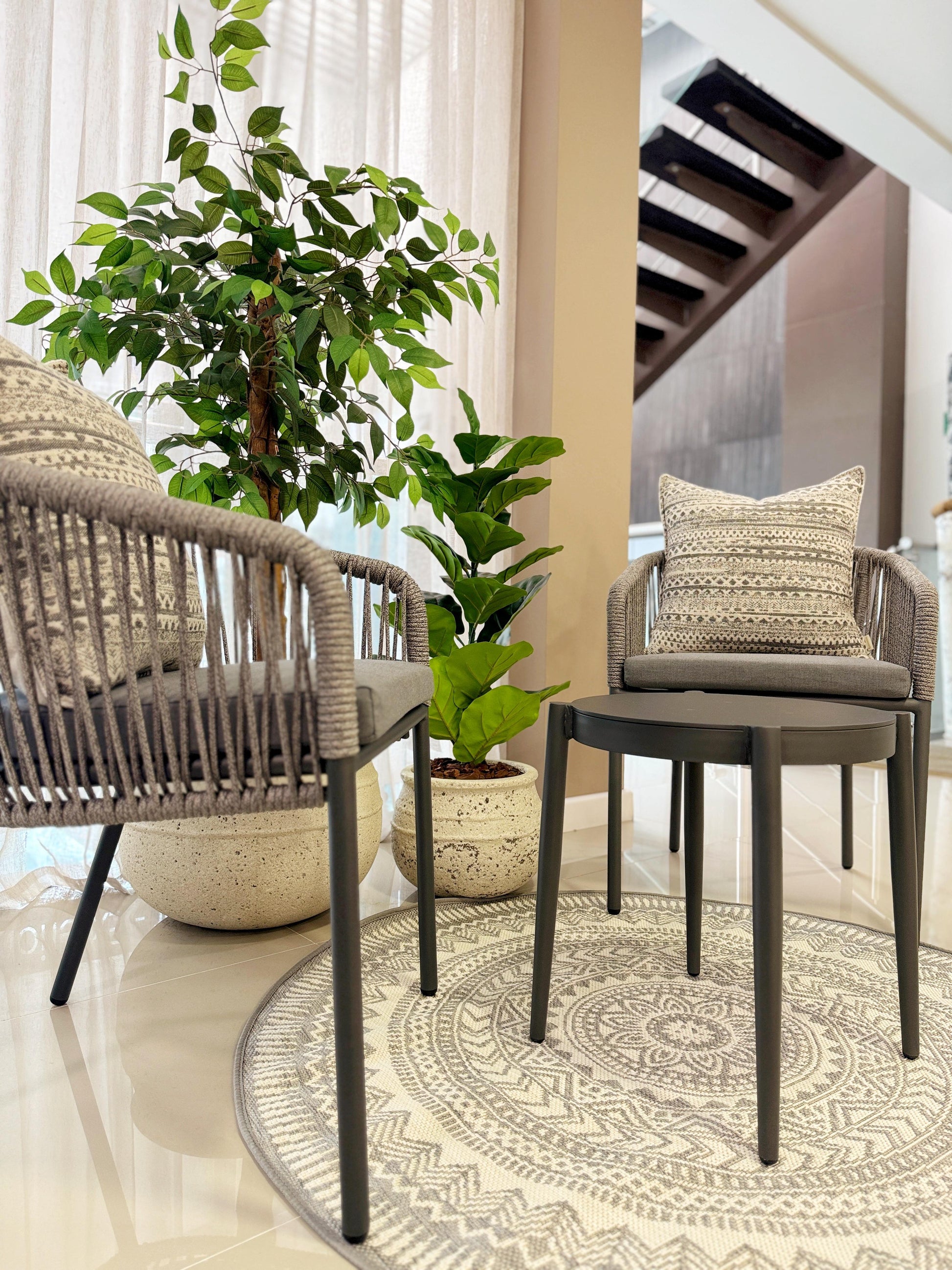 Silla BOWDON, silla de aluminio negro con cuerdas de poliéster para terraza cubierta

Mesa auxiliar GENOVA en uso, mesa redonda de aluminio negro para terraza cubierta