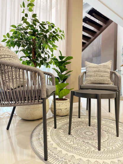 Silla BOWDON, silla de aluminio negro con cuerdas de poliéster para terraza cubierta

Mesa auxiliar GENOVA en uso, mesa redonda de aluminio negro para terraza cubierta