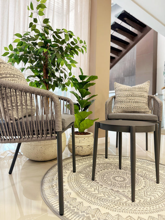 Silla BOWDON, silla de aluminio negro con cuerdas de poliéster para terraza cubierta

Mesa auxiliar GENOVA en uso, mesa redonda de aluminio negro para terraza cubierta