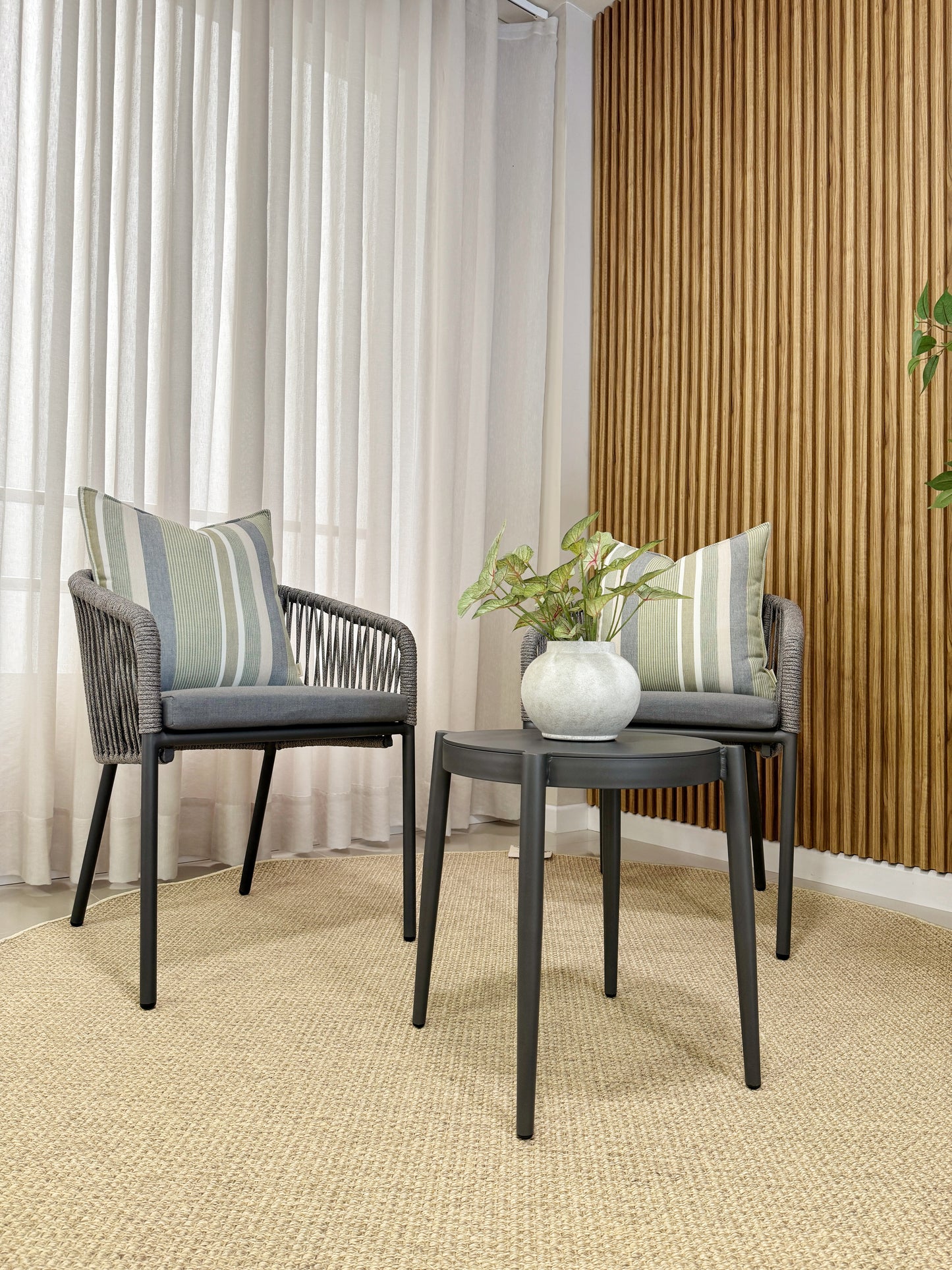 Vista de silla BOWDON, silla de aluminio negro con cuerdas de poliéster para exterior bajo techo.

Mesa auxiliar GENOVA, mesa redonda de aluminio negro Ø 46 x 46cm para terraza cubierta