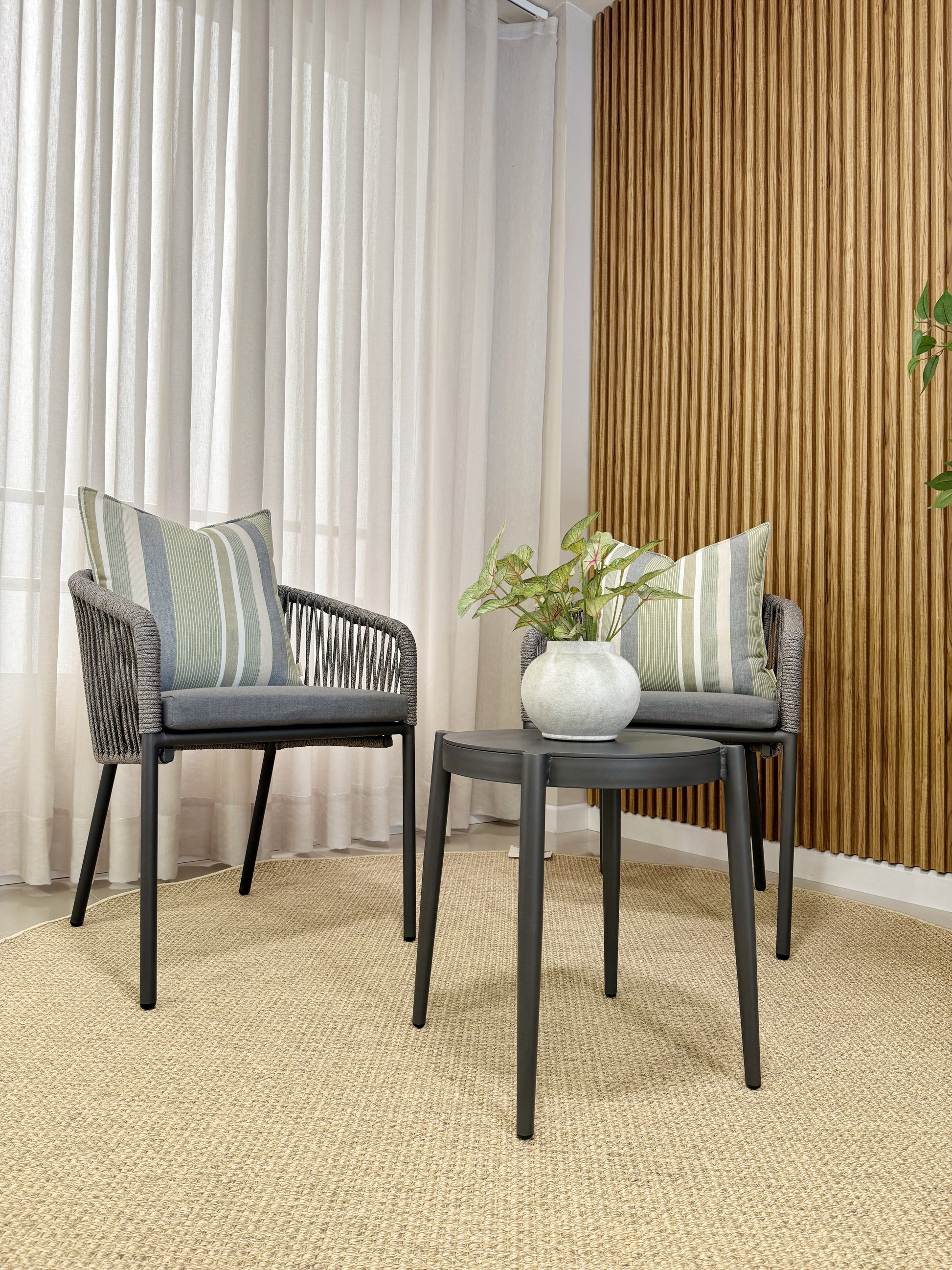 Vista de silla BOWDON, silla de aluminio negro con cuerdas de poliéster para exterior bajo techo.

Mesa auxiliar GENOVA, mesa redonda de aluminio negro Ø 46 x 46cm para terraza cubierta