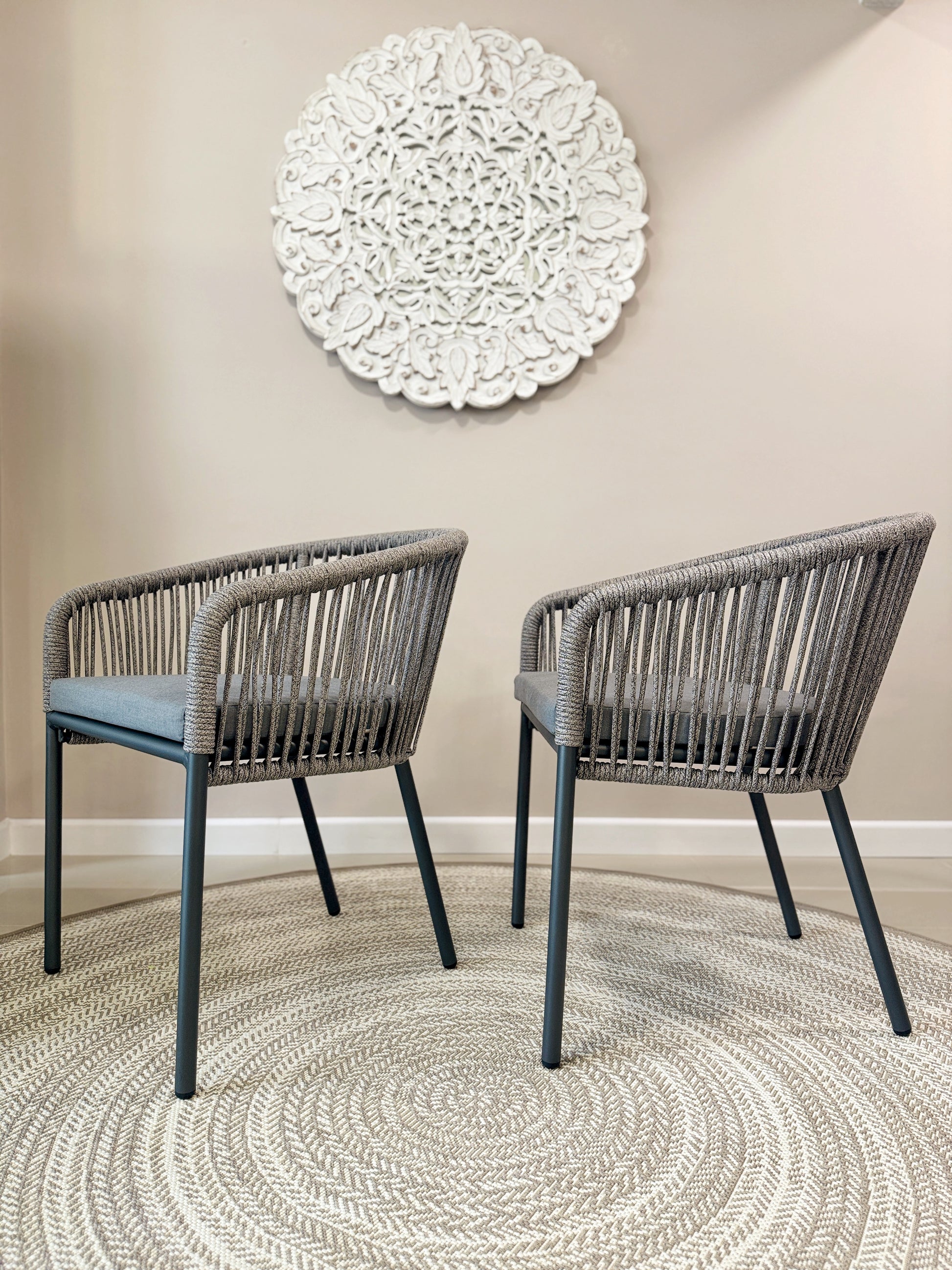 Detalle de silla BOWDON, silla de aluminio con cuerdas de poliéster para balcón cubierto
