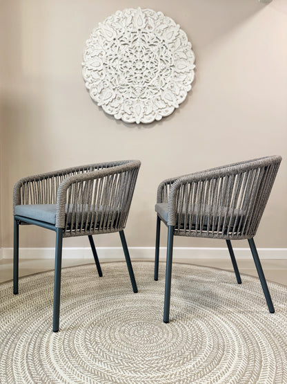 Detalle de silla BOWDON, silla de aluminio con cuerdas de poliéster para balcón cubierto
