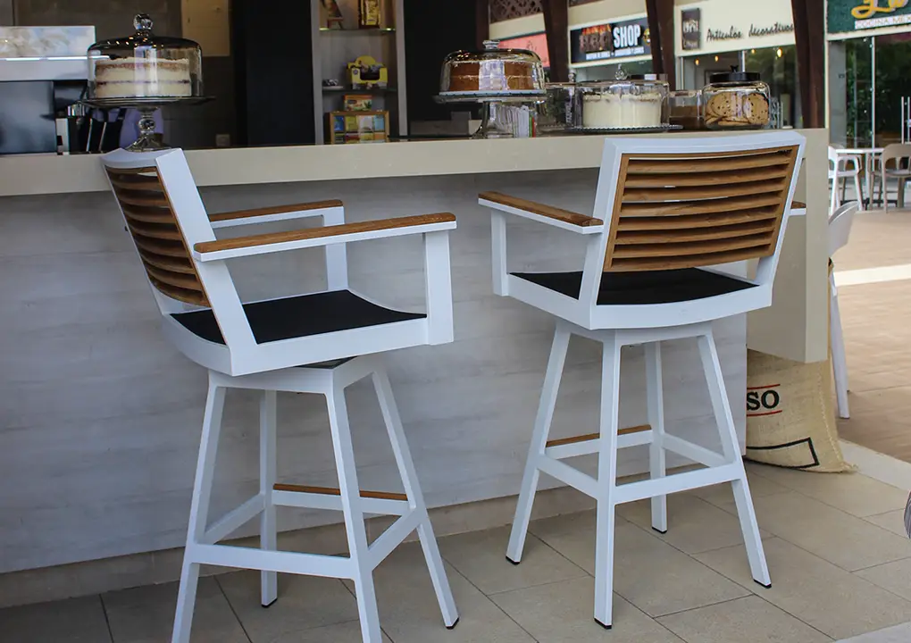 Silla bar giratoria NEW YORK, silla alta de aluminio blanco con asiento textilene negro y apoya pies