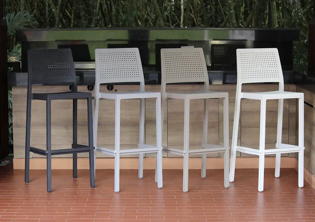 Silla bar PREGO en blanco, beige, gris plata y negro, silla alta de tecnopolímero apilable para bar
