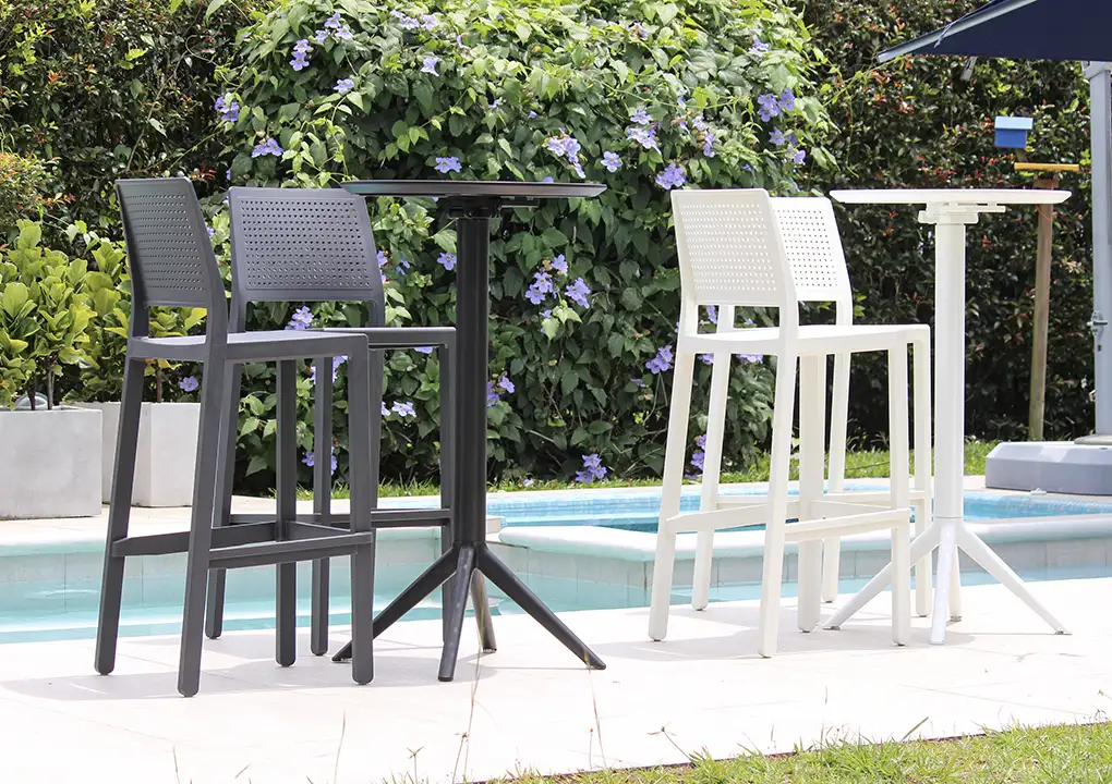Silla bar PREGO negra y blanca con mesa bar SOLE, conjunto de tecnopolímero para bar y terraza
