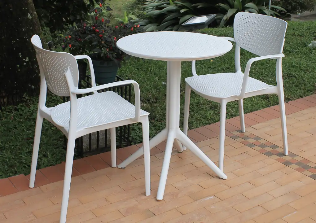 Silla COMFORT con brazos blanca con mesa SOLE, silla de polipropileno apta para intemperie
