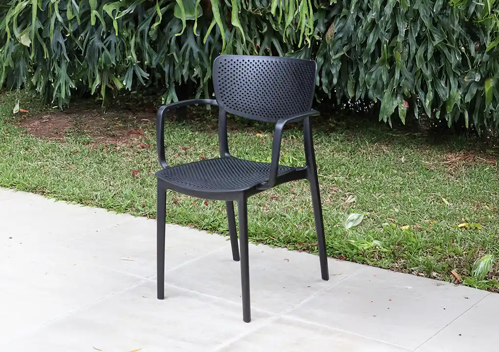Silla COMFORT con brazos negra, silla de polipropileno apilable para terraza
