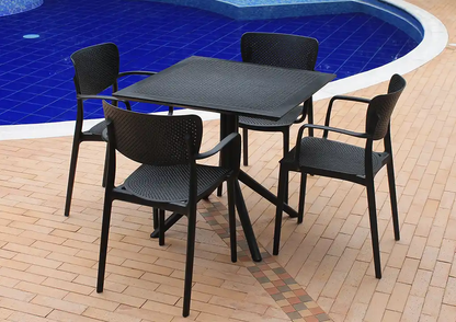 Silla COMFORT con brazos negra con mesa LUNA, silla de polipropileno apta para intemperie
