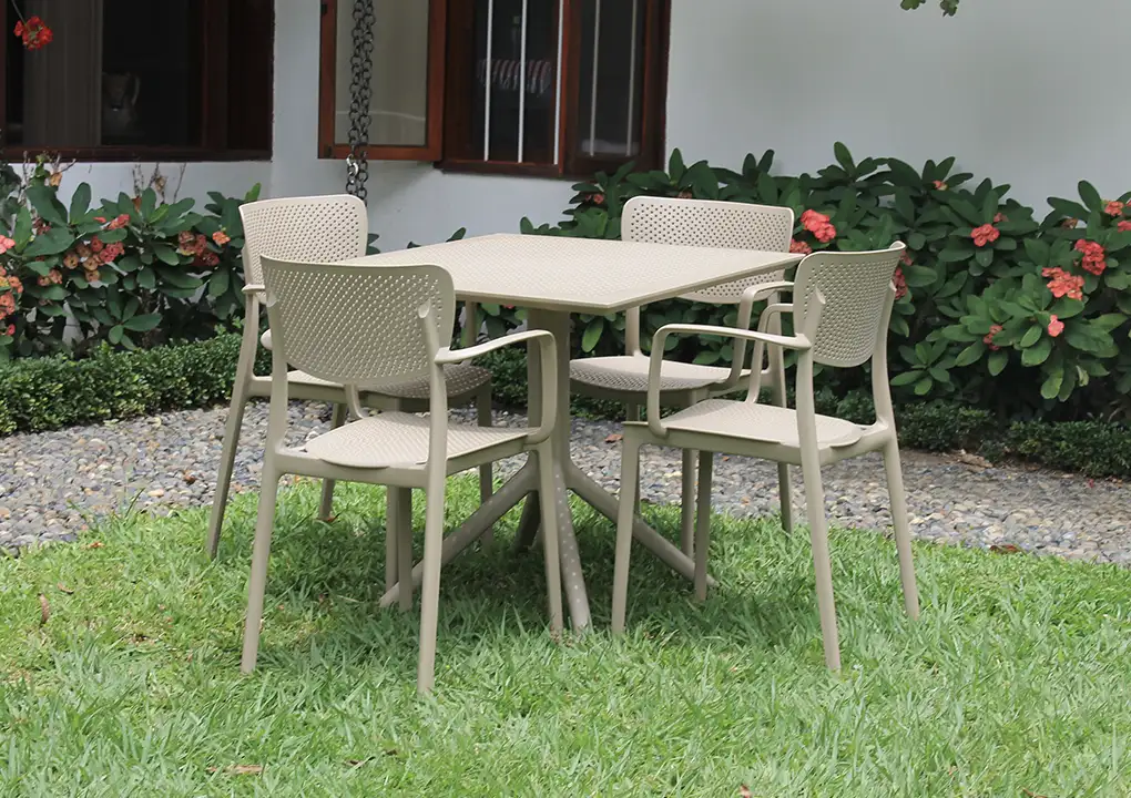 Silla COMFORT con brazos taupe con mesa LUNA, silla de polipropileno apilable para terraza
