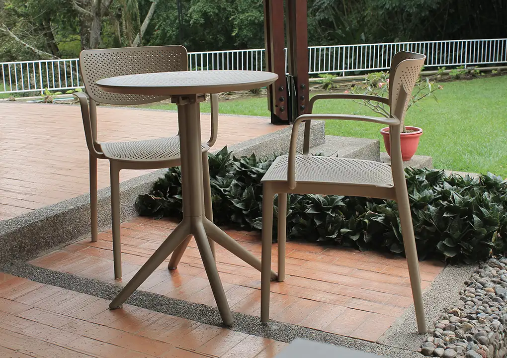 Silla COMFORT con brazos taupe con mesa SOLE, silla de polipropileno apilable para terraza
