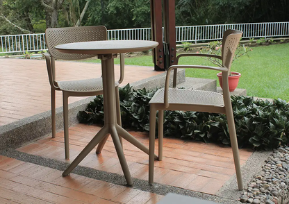 Silla COMFORT con brazos taupe con mesa SOLE, silla de polipropileno apilable para terraza
