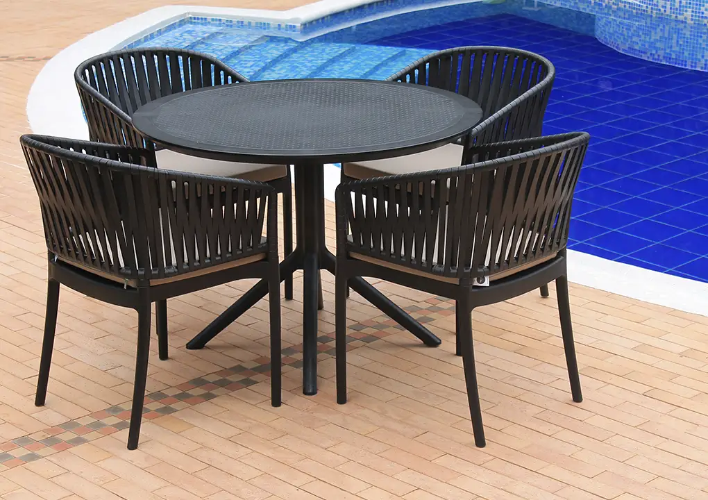 Vista de mesa de comedor CIEL con silla COSTEIRA, mesa redonda de resina con protección UV para terraza
