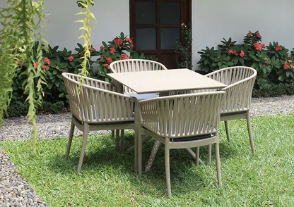 Detalle de mesa de comedor LUNA con silla COSTEIRA, mesa cuadrada de resina para terraza

