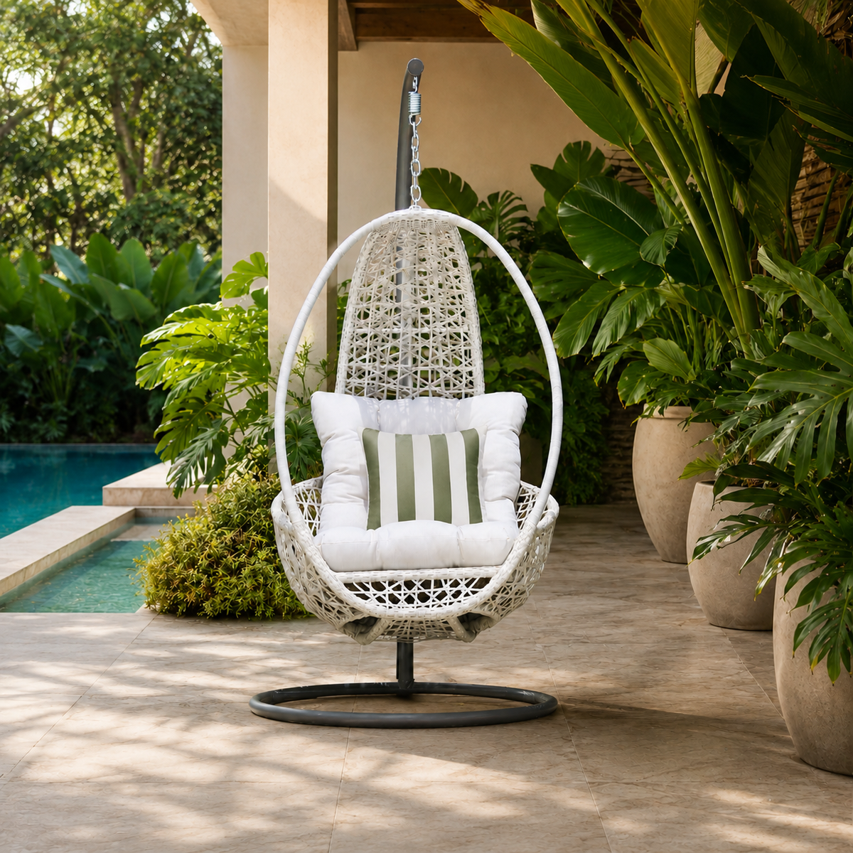 Silla Colgante PAGODA blanca para terraza junto a piscina