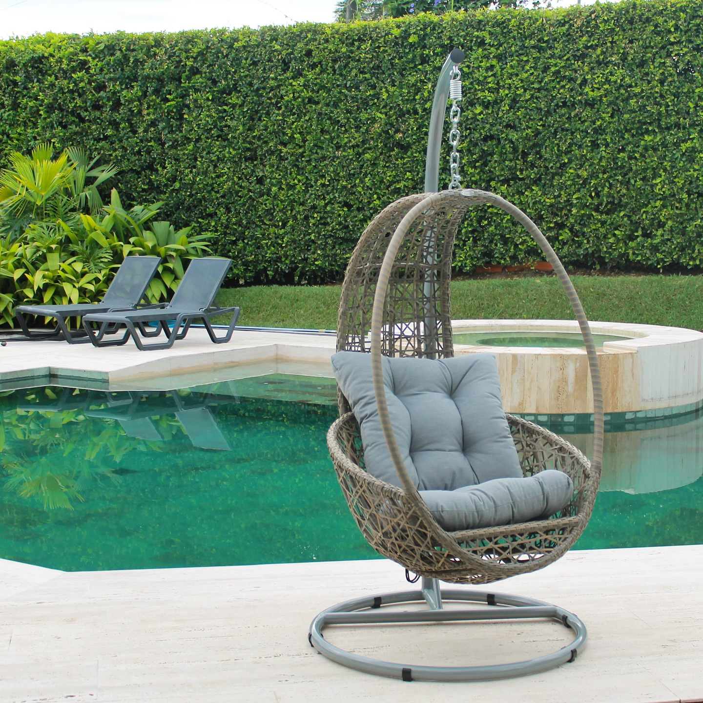 Silla colgante PAGODA gris, silla de acero inoxidable con ratán sintético gris para balcón cubierto
