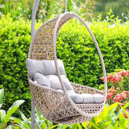 Vista de silla colgante PAGODA gris, silla de acero con ratán sintético y cojines grises
