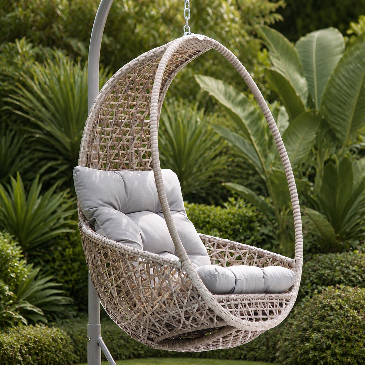 Silla Colgante PAGODA con diseño envolvente para terraza y jardín cubierto