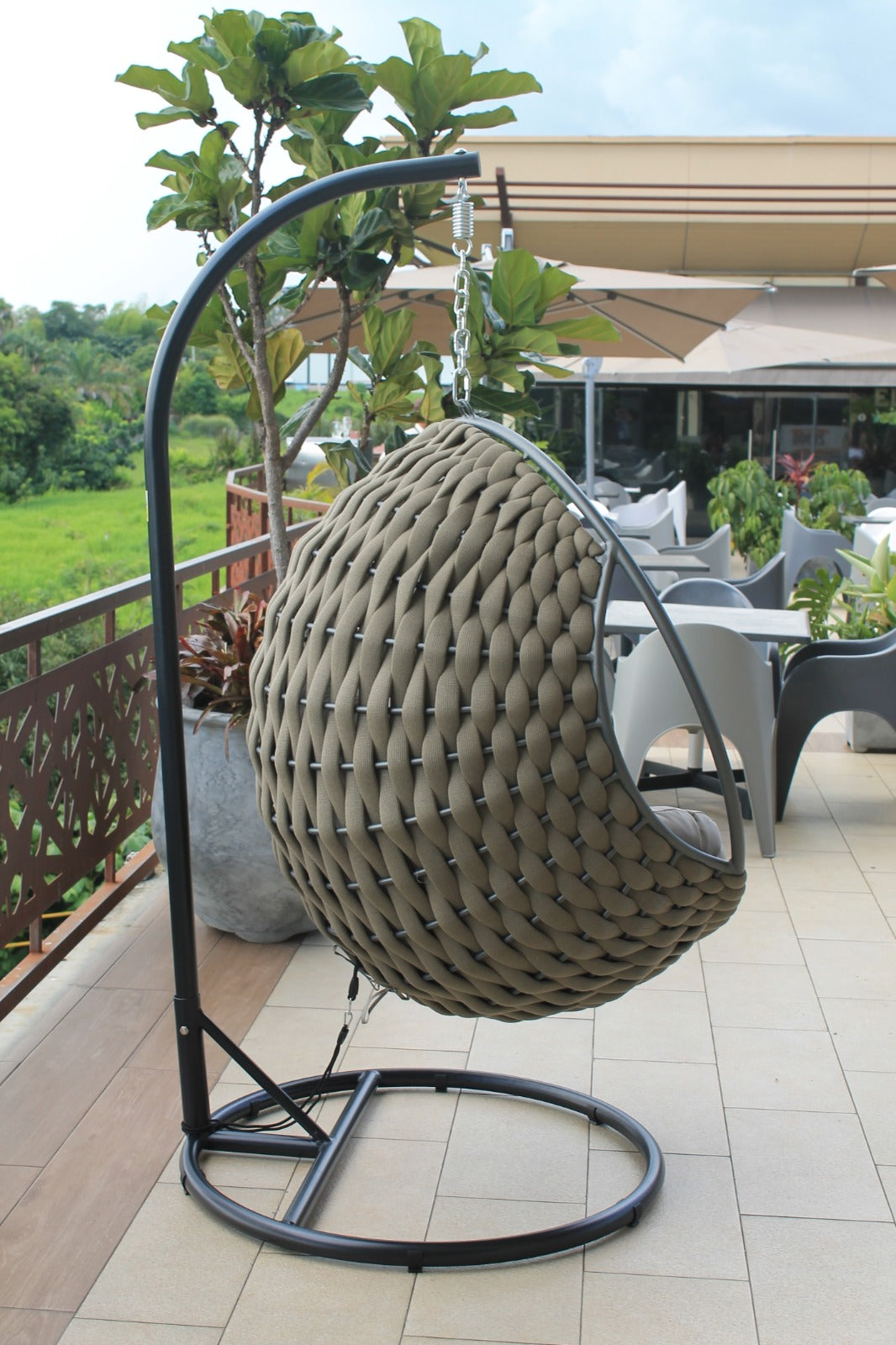 Vista de silla colgante ROPE, silla de aluminio con fibra termoplástica café oscuro para balcón
