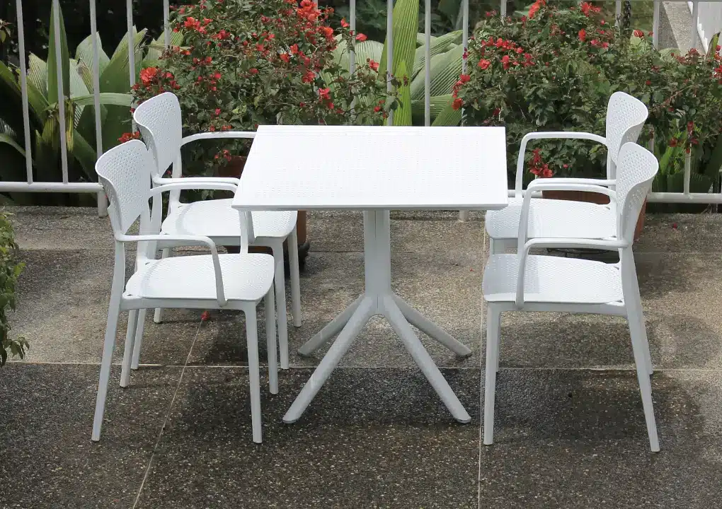 Silla COMFORT con brazos blanca con mesa LUNA, silla de polipropileno para piscina
