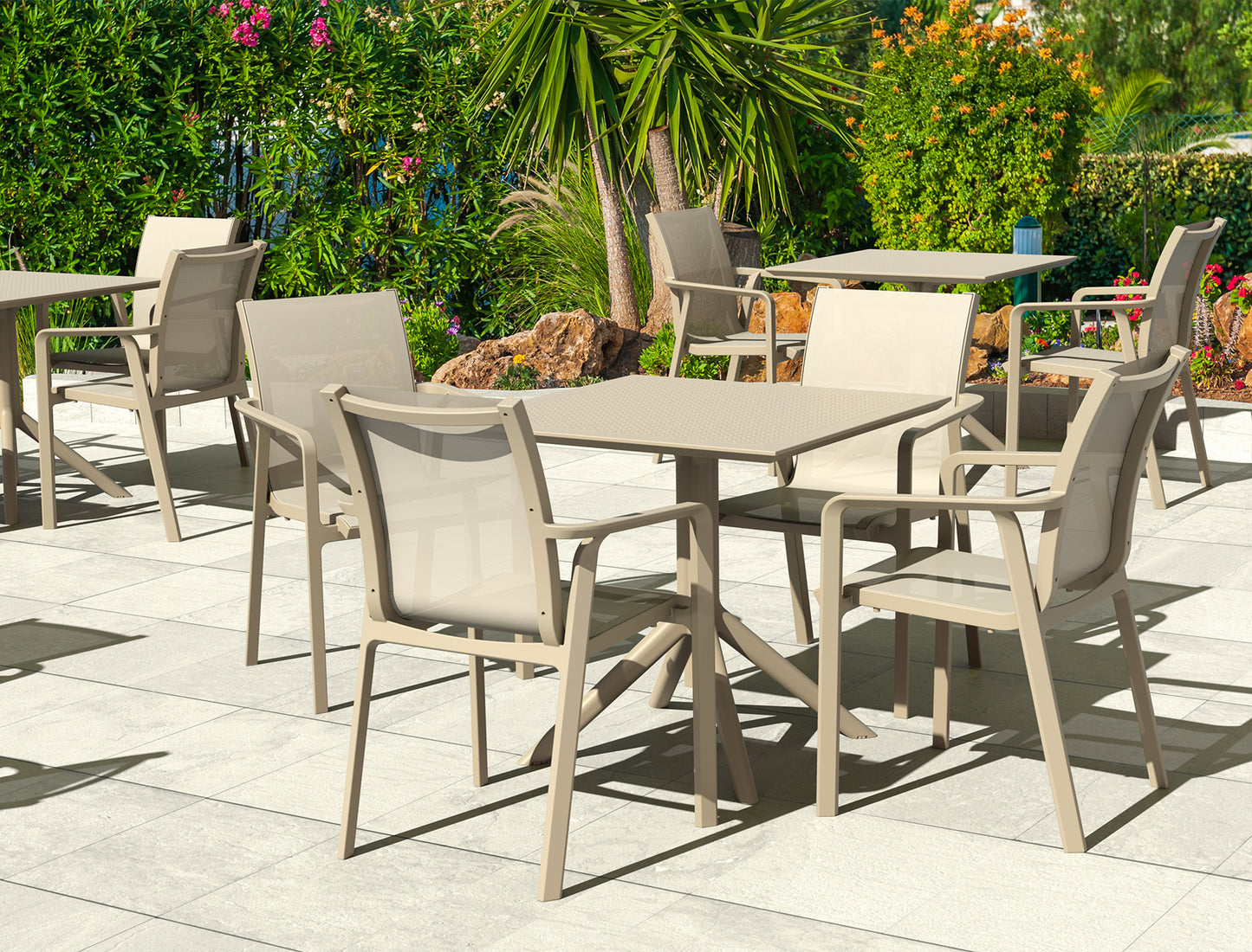 Silla MARE taupe con mesa LUNA, silla de resina con malla sintética apilable para piscina
