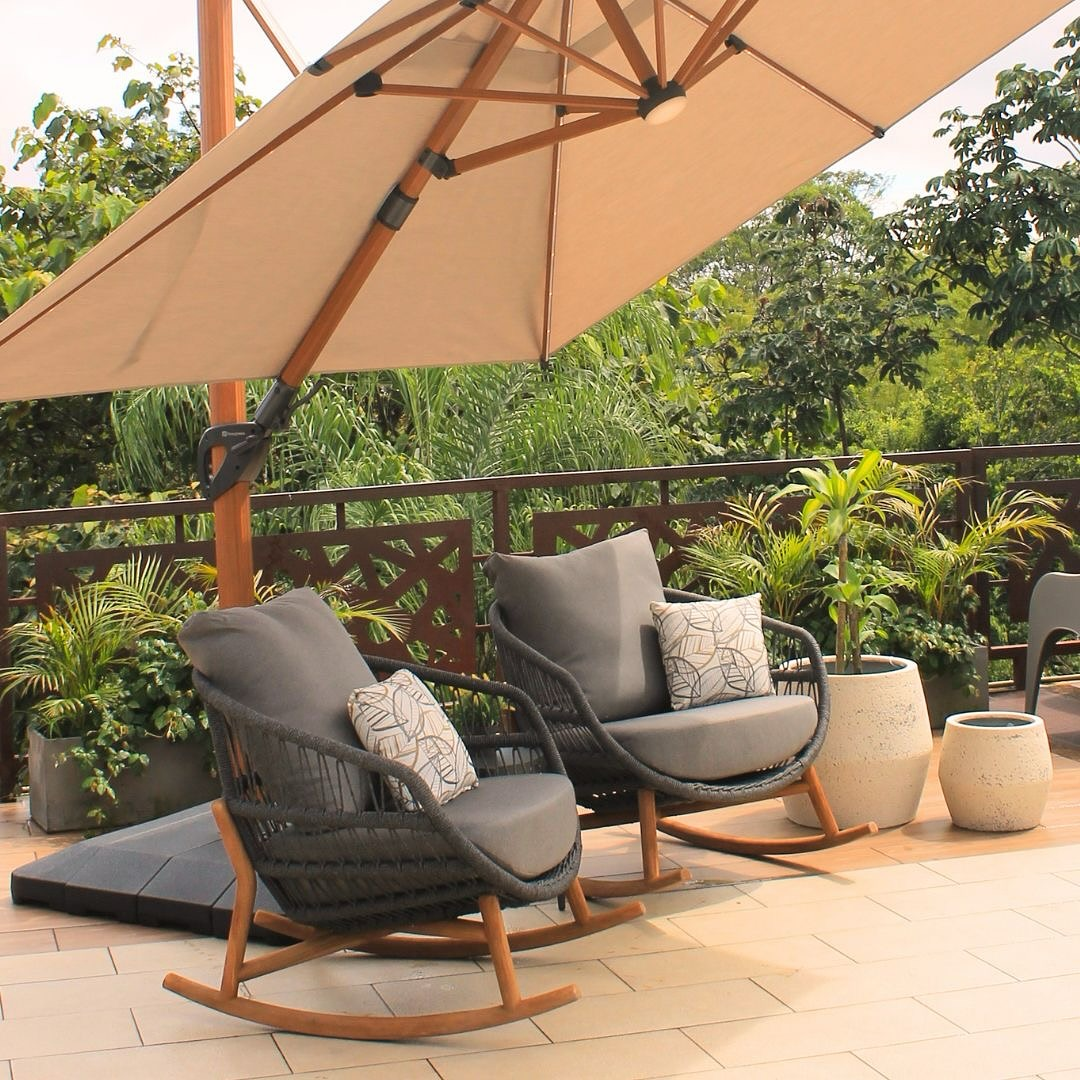 Vista de sombrilla KIOSK WOOD con iluminación nocturna, parasol LED solar acabado madera para exterior