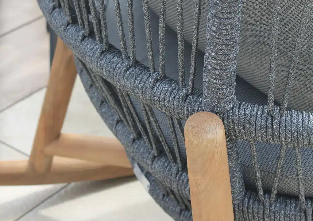 Vista de silla mecedora BARICHARA, mecedora de aluminio con patas de madera teca para terraza cubierta
