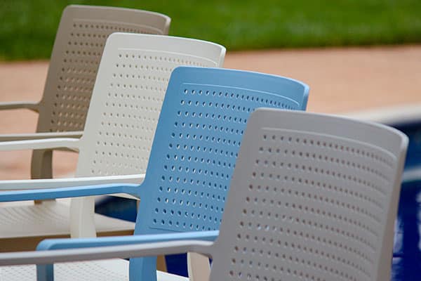 Silla PREGO en beige, blanco, azul claro y gris, sillas de tecnopolímero con brazos
