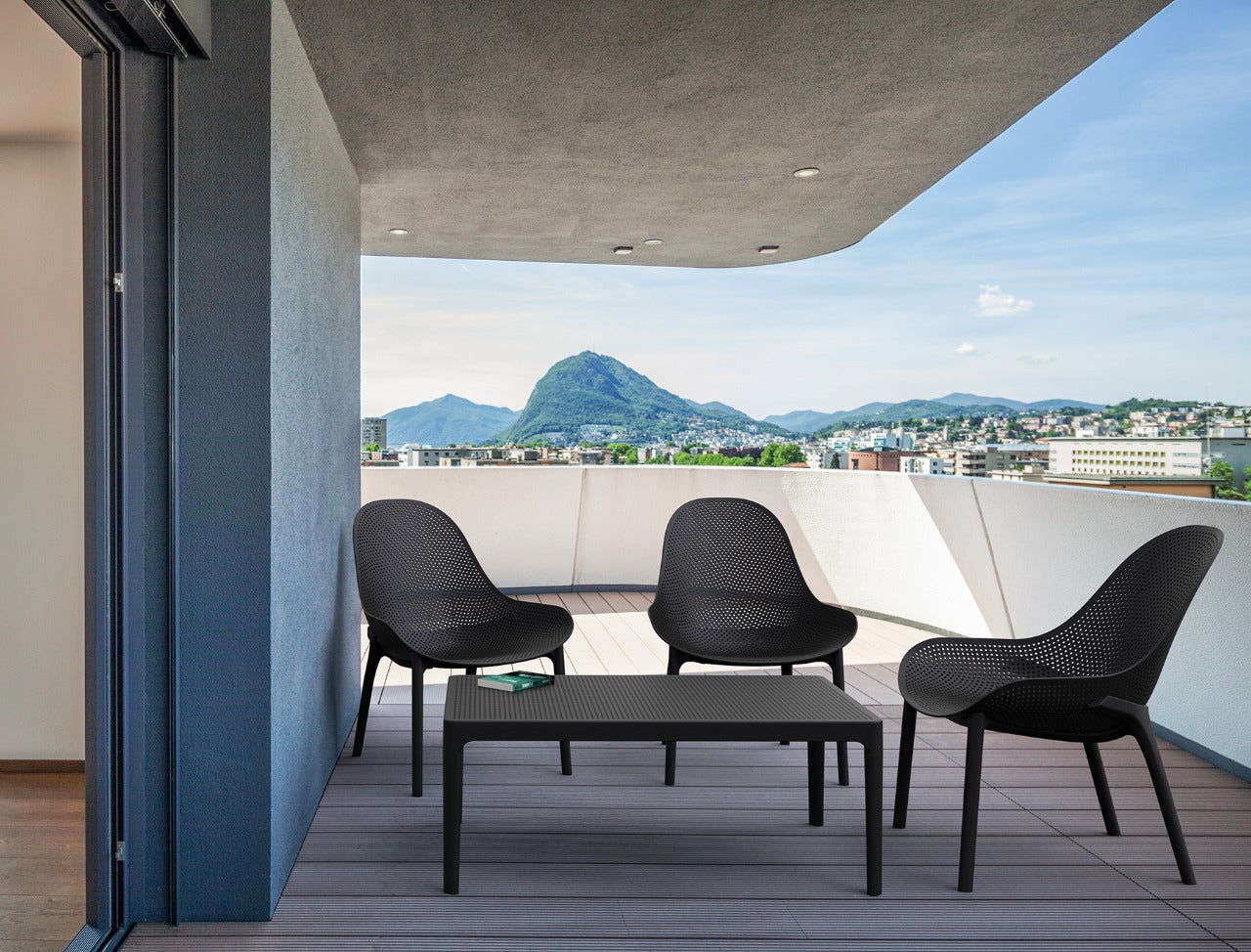 Vista de silla TERRA con mesa auxiliar TERRA, conjunto de polipropileno para terraza
