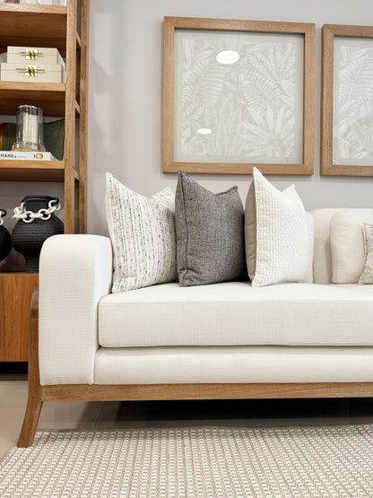 Detalle de sofá ARMONIA tapizado en tela, base y laterales en madera maciza flor morado