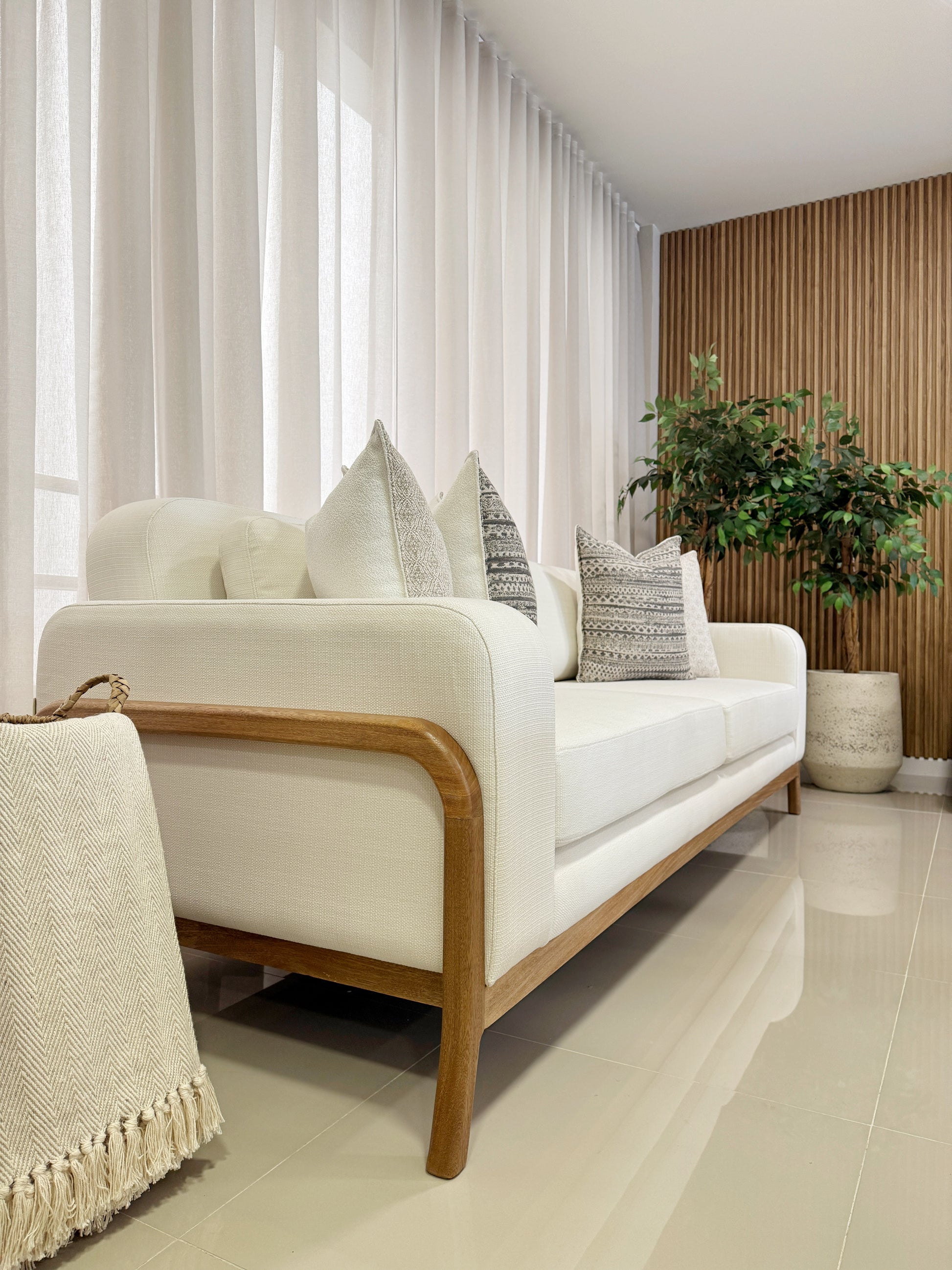 Sofá ARMONIA en tela con laterales de madera maciza flor morado, mobiliario para sala