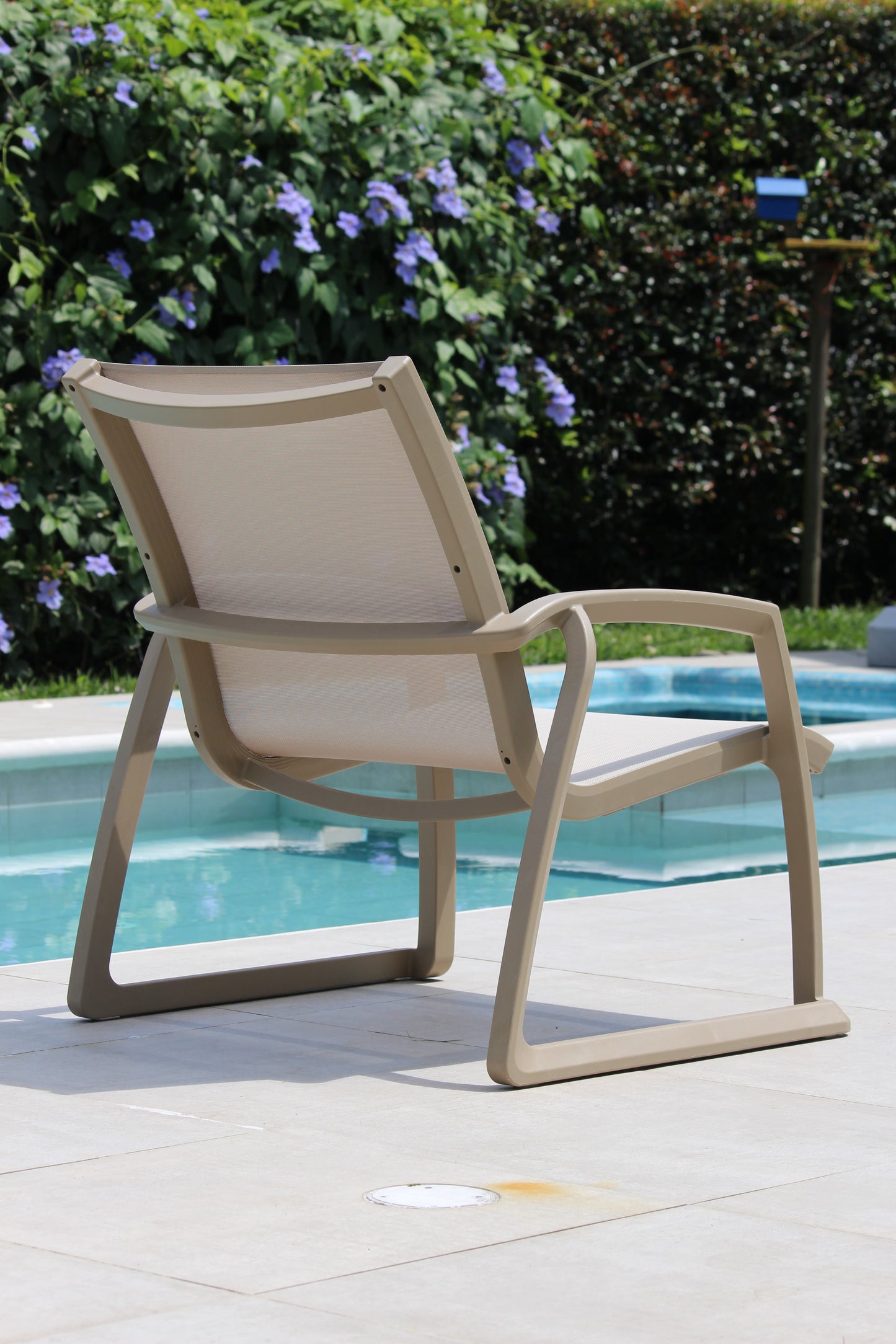 Sofá sencillo MARE taupe, sofá de resina con malla Serge Ferrari para terraza
