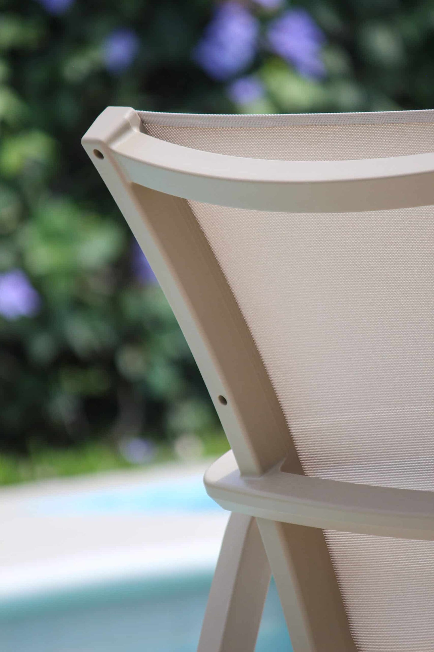 Detalle de sofá sencillo MARE taupe, sofá de resina con protección UV para piscina
