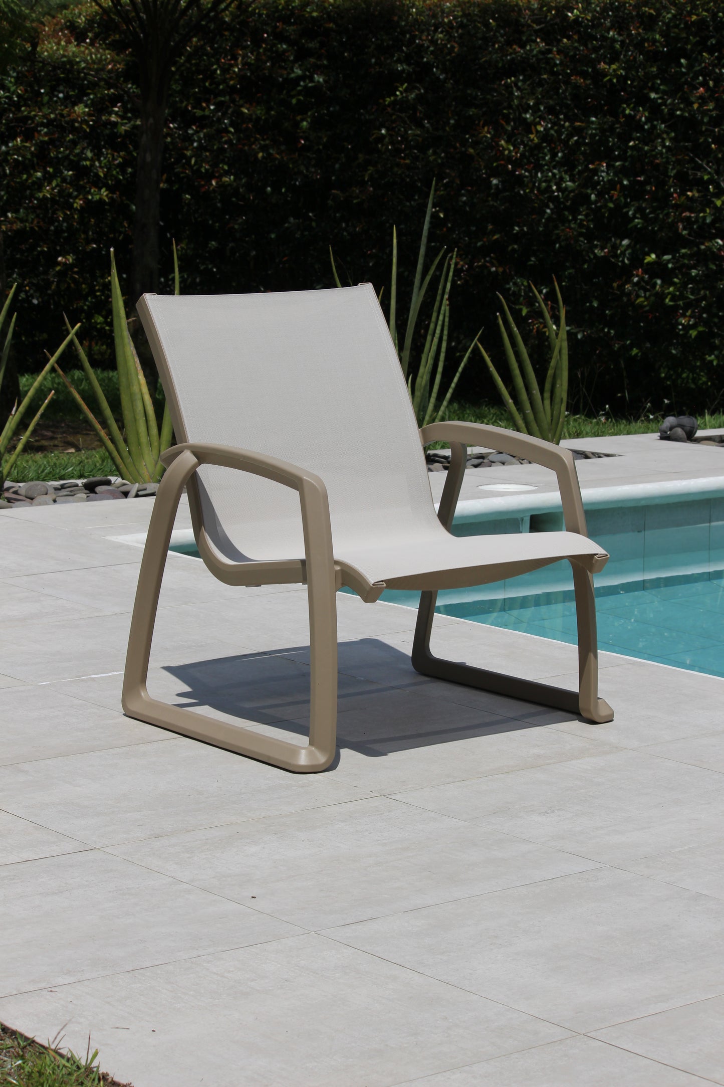 Vista de sofá sencillo MARE taupe, sofá de resina con protección UV para piscina