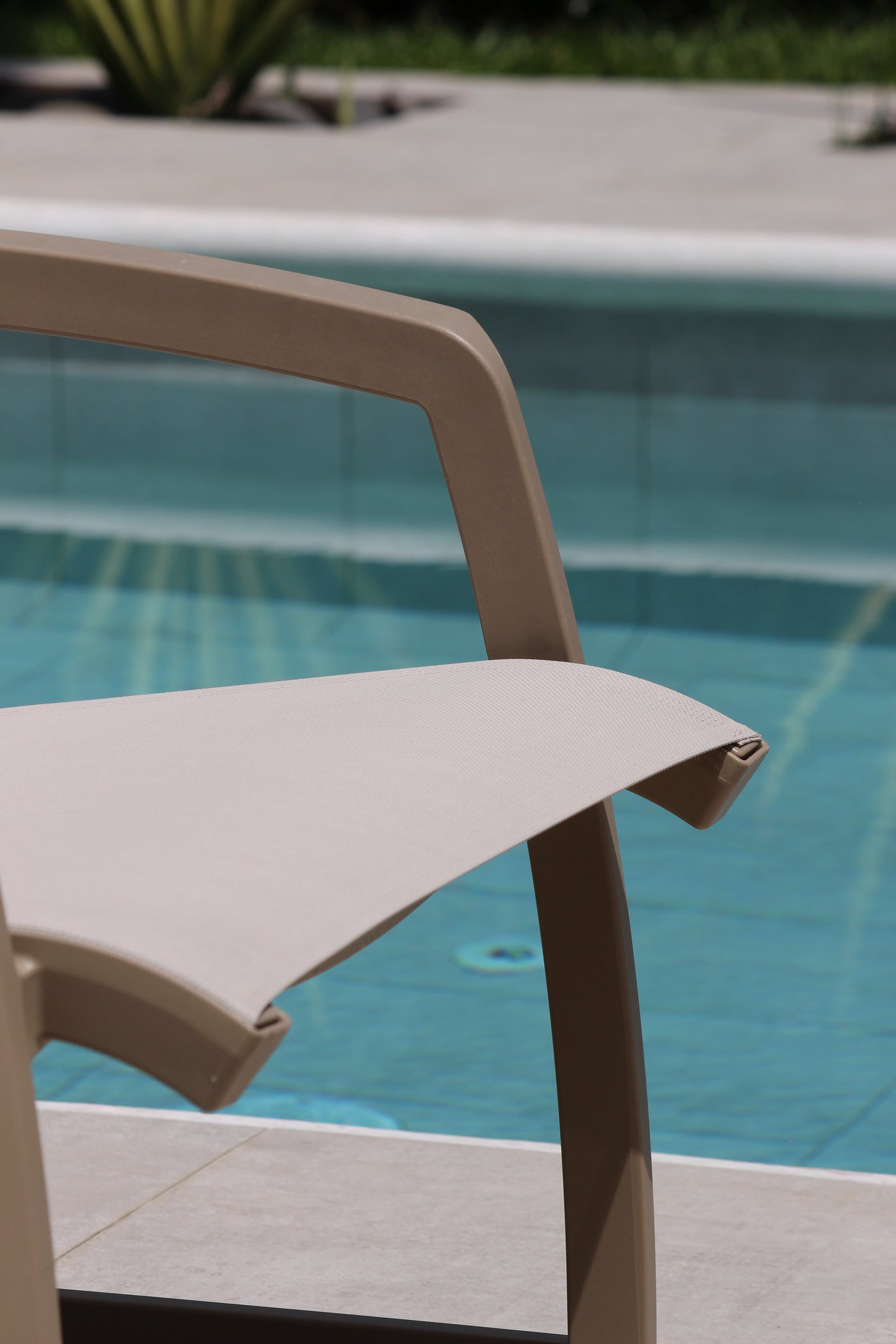 Vista de sofá sencillo MARE taupe, sofá de resina apilable apto para intemperie
