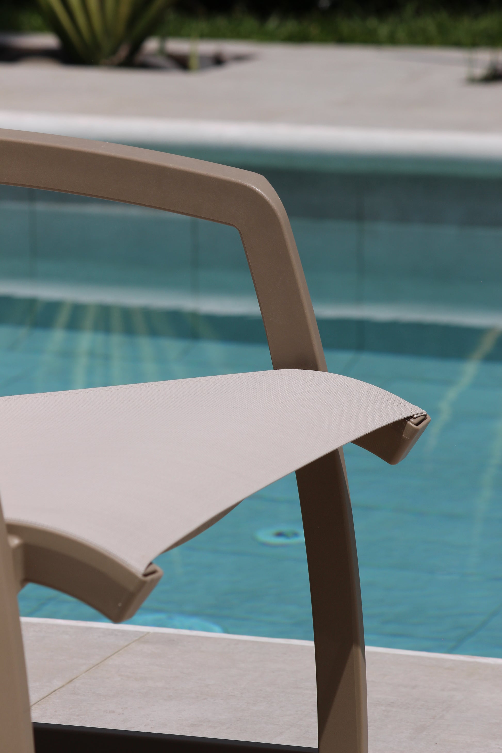 Vista de sofá sencillo MARE taupe, sofá de resina apilable apto para intemperie
