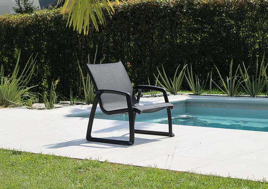Sofá sencillo MARE negro, sofá de resina con malla Serge Ferrari apilable para terraza
