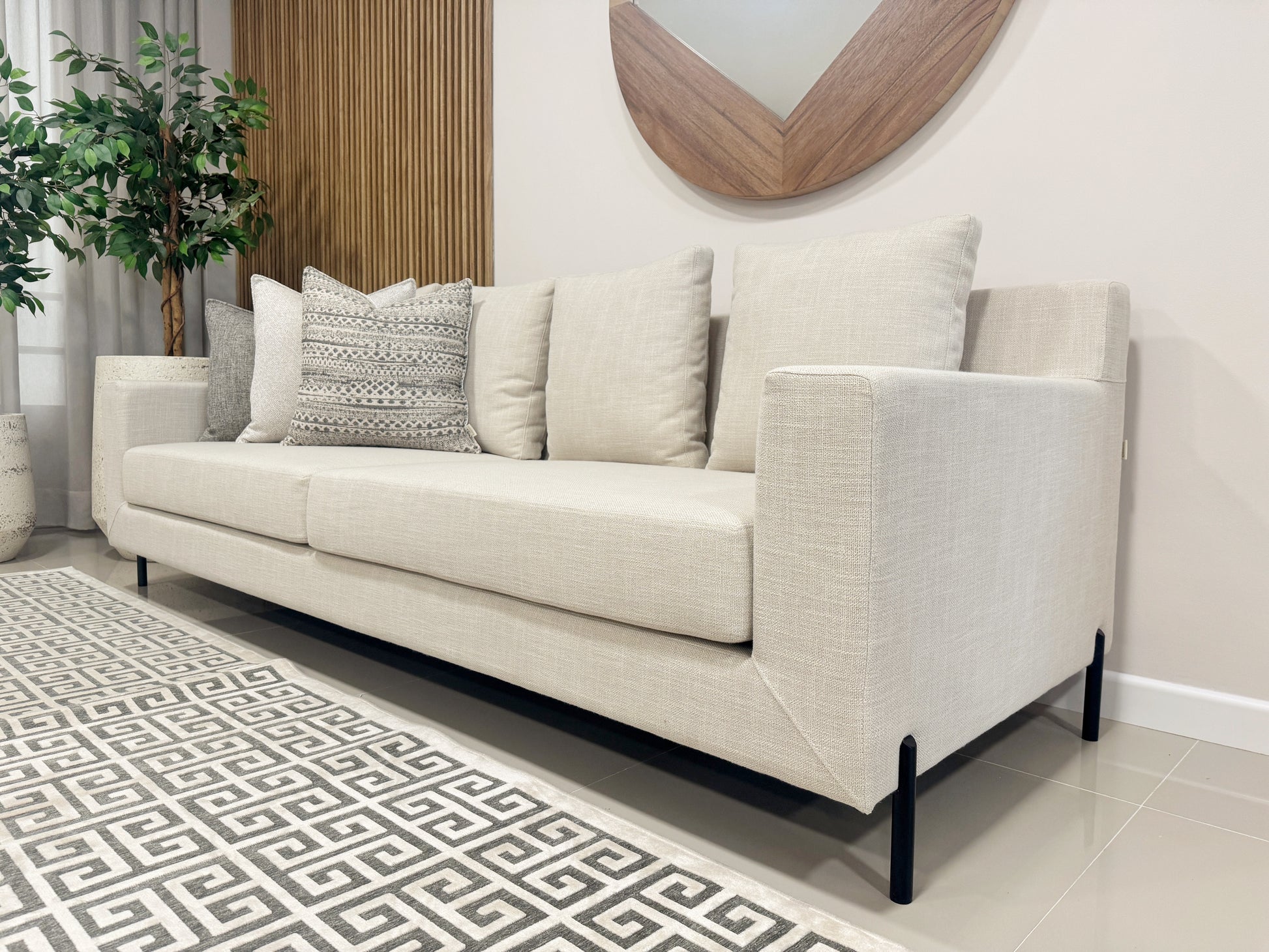 Sofá TOKIO tapizado en tela con patas metálicas negras, 240 x 87 x 87cm