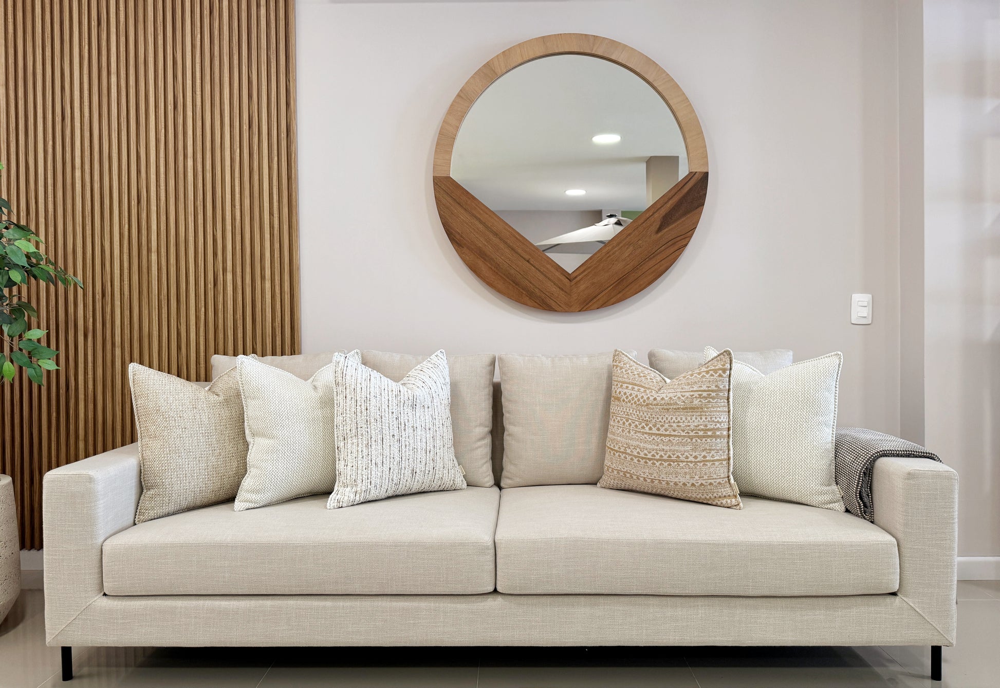 Sofá TOKIO en tela, mobiliario interior contemporáneo con patas metálicas