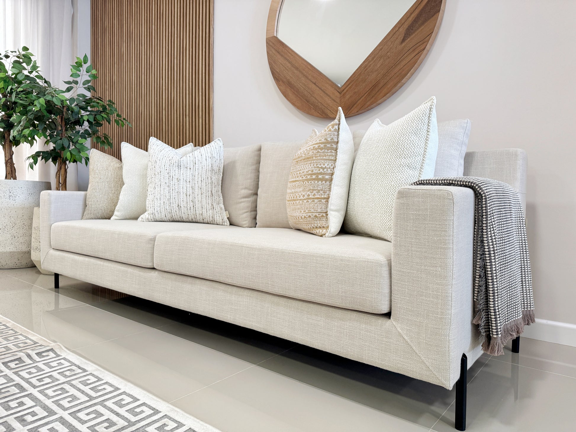 Sofá TOKIO tapizado en tela con patas metálicas negras, mobiliario interior para sala